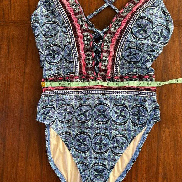 La Blanca Realist Printed Criss Cross Swimsuit 8 - Picture 8 of 10
